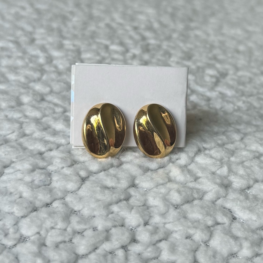 Vintage Trifari Elegant Gold Oval Clip On Earrings!